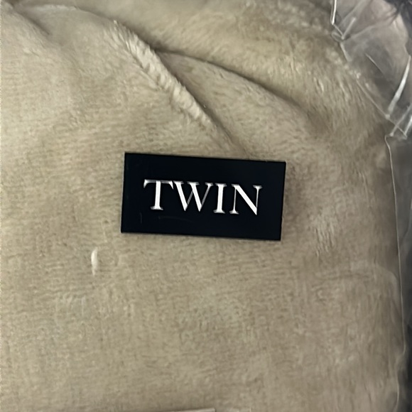 UGG Avalon Reversible Blanket - Picture 3 of 4